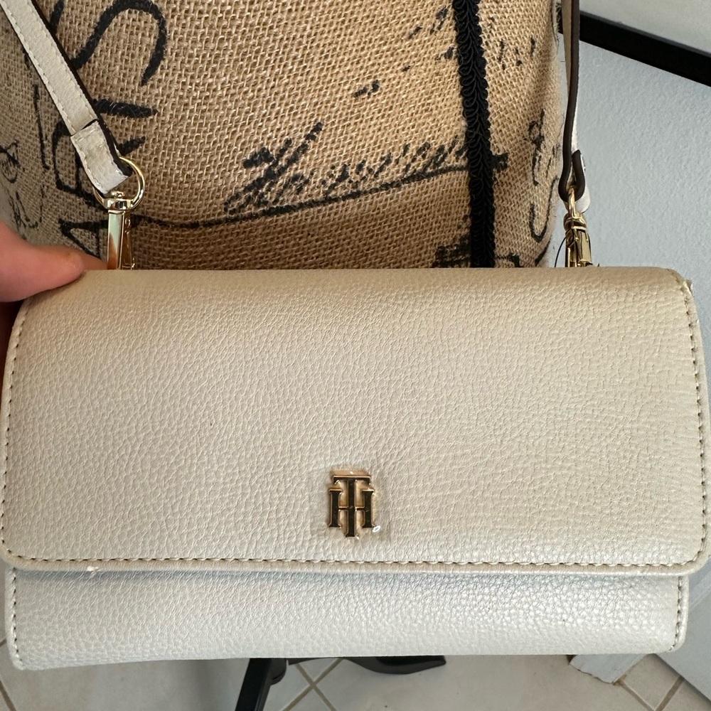 Tommy Hilfiger Crossbody Wallet